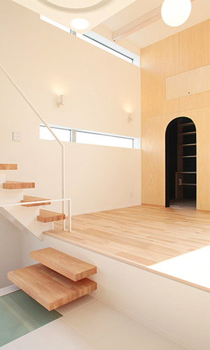 吹き抜けにハイサイドライトが並ぶリビング