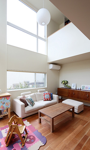 大きなハイサイドライトで開放的なリビング