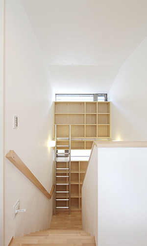 踊り場に設けられた収納スペース