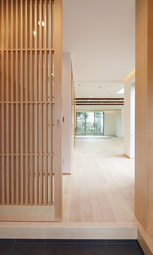 玄関から真っ直ぐ広がる室内の眺め