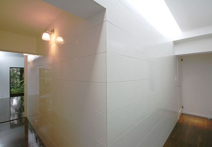 天井に向けた間接的な優しい照明