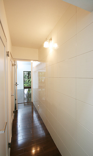 アンティークな照明のあるモダンな廊下