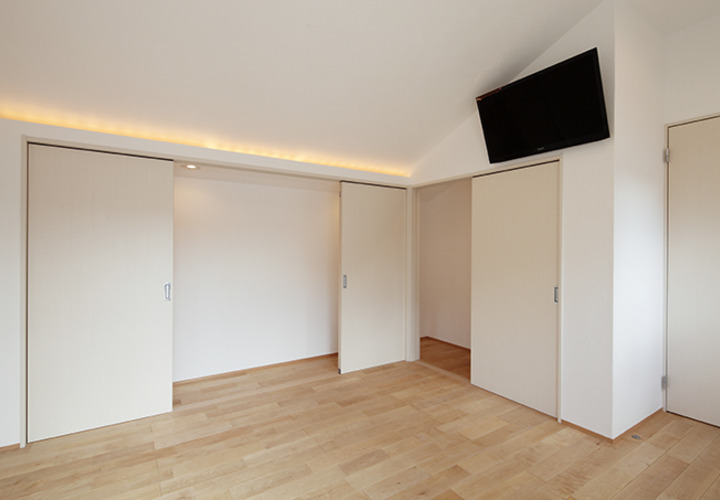 間接照明と無垢材の優しい室内