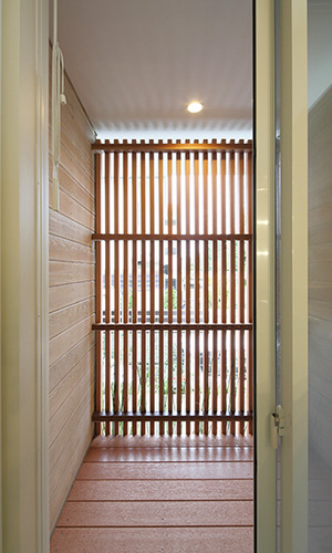 柵の間からこぼれる光に癒される空間