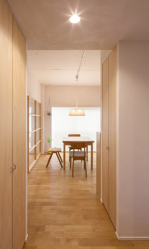 玄関からリビングを見る