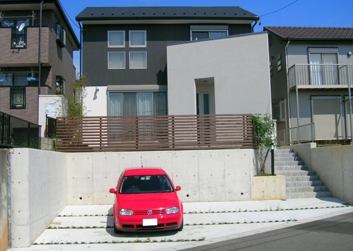 斜めバルコニーのモノトーンな住宅