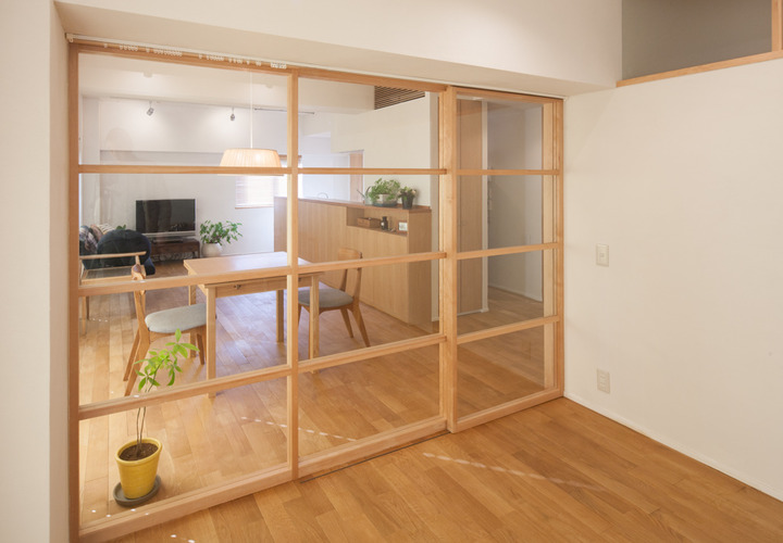 趣味室からリビングを見る