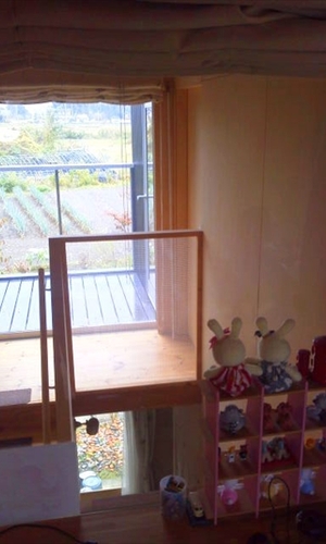 ２階リビングから階段室を通して