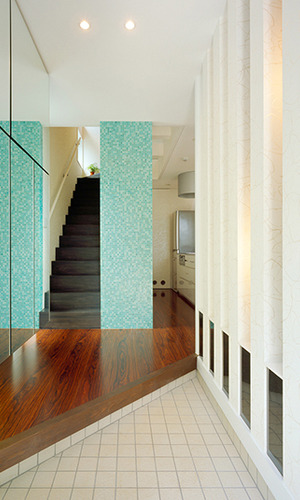 スリット状の光、ガラスモザイクの姿をミラーが