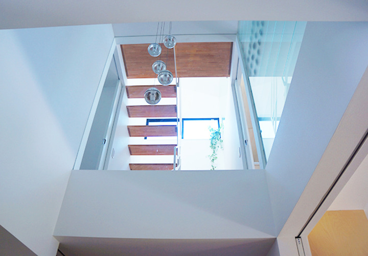 １階から吹き抜けを眺める