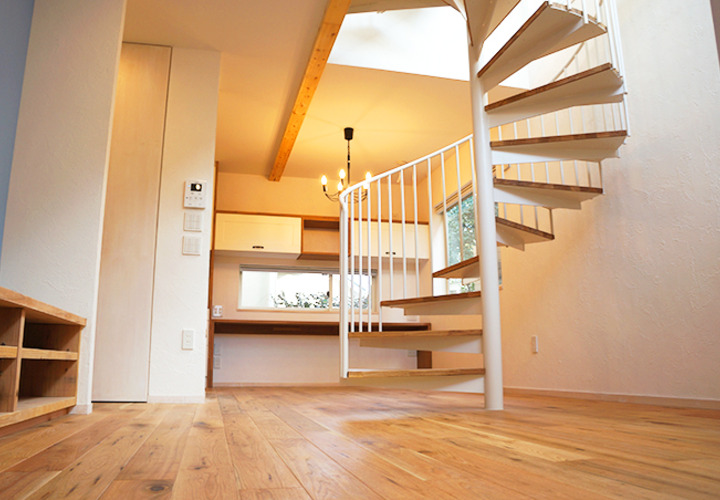 リビング脇の螺旋階段