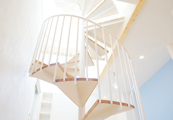 らせん階段下から吹き抜けを見上げる