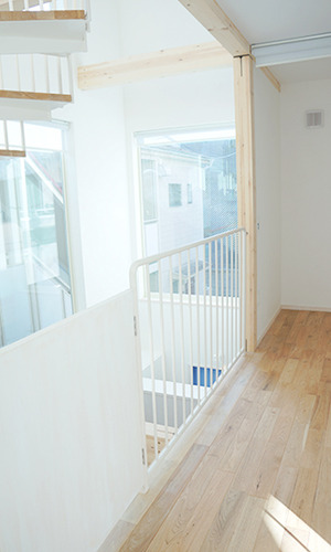 ２階廊下から吹き抜けを眺める