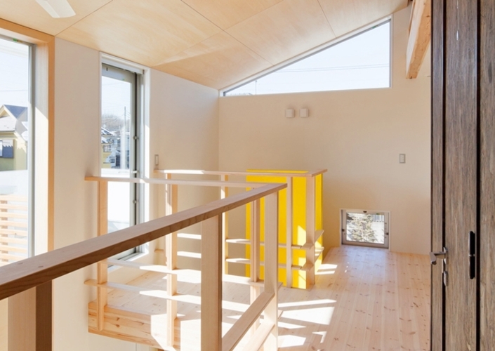 吹き抜けにブリッジが架かる家