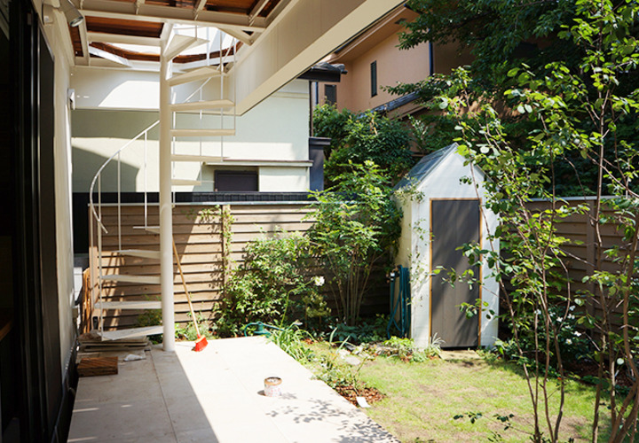 らせん階段を設置した庭