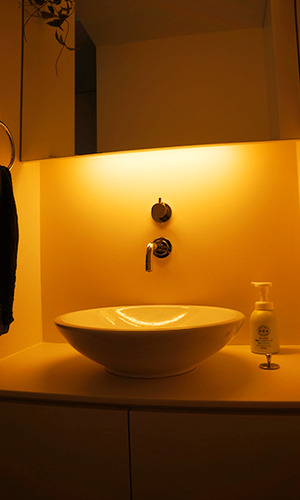 間接照明が美しい洗面スペース