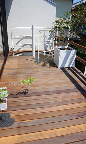 明るいウッドテラス
