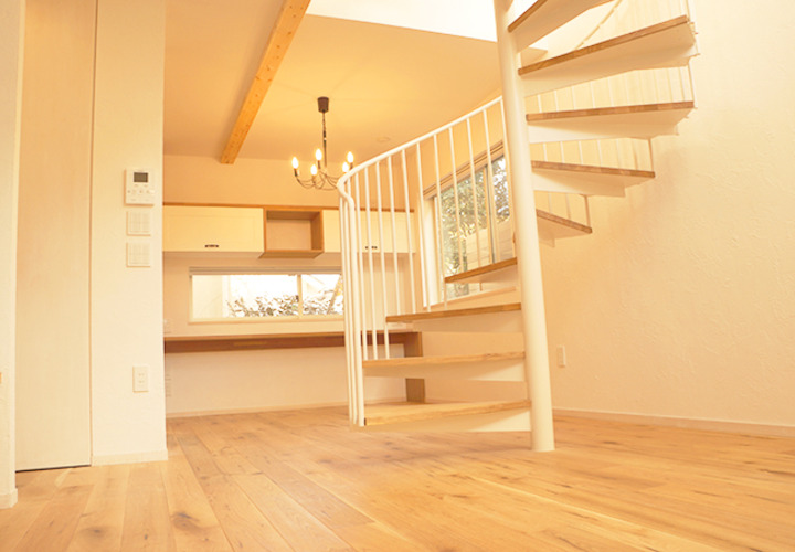 らせん階段横の収納棚