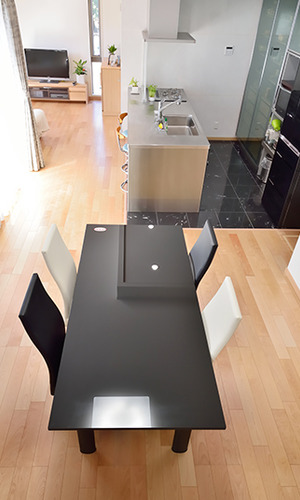 キッチンを中心に縦長に広がるLDK