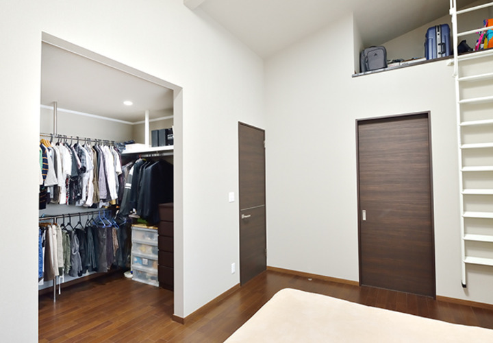 収納たっぷりのWICとロフトのある寝室