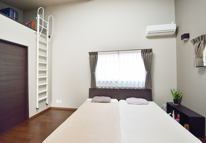 天井高のある開放的な寝室