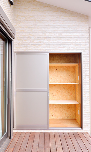 ウッドデッキ横の大容量収納