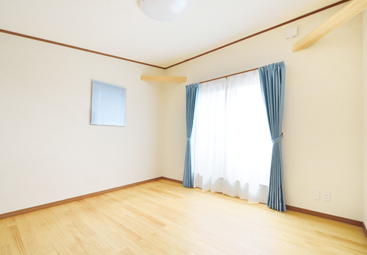 優しい色合いの洋室