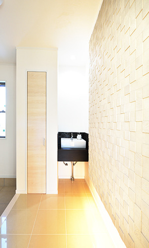 玄関脇スペースのシックな洗面台