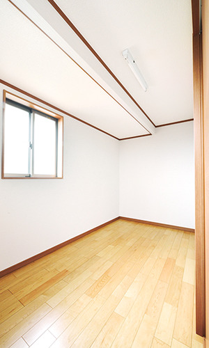 天井のラインが印象的な室内