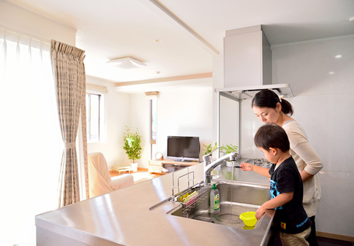 作業スペースのゆったりとしたキッチン