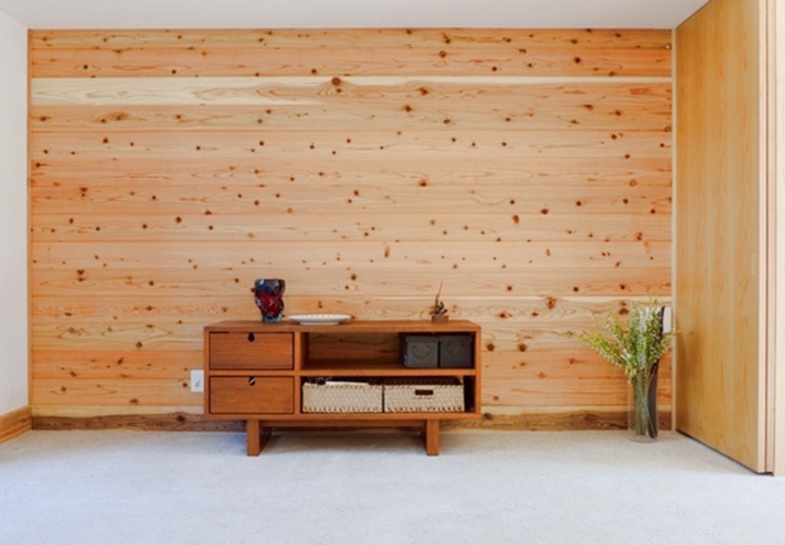 一面のみ杉板張りのリビング壁