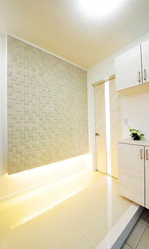 間接照明に照らされる明るい玄関