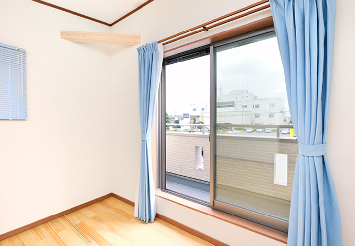 日当たりの良い明るい洋室