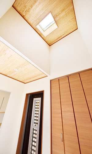 吹き抜けから注ぐハイサイドライト