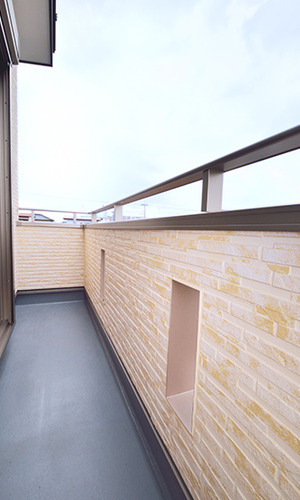 無造作なタイル模様のベランダ