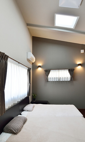 採光を複数方向から取り入れる寝室