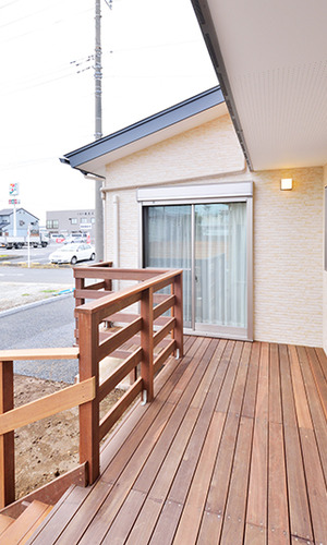 ウッドデッキが部屋と部屋を繋ぐ