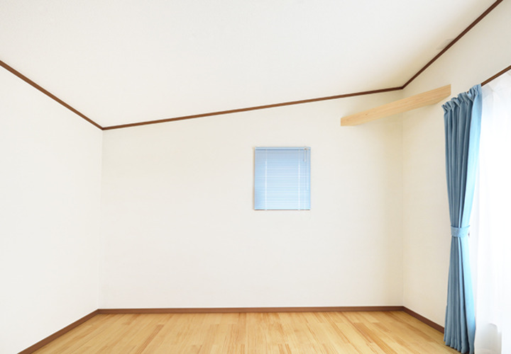 傾斜屋根で広く感じる室内