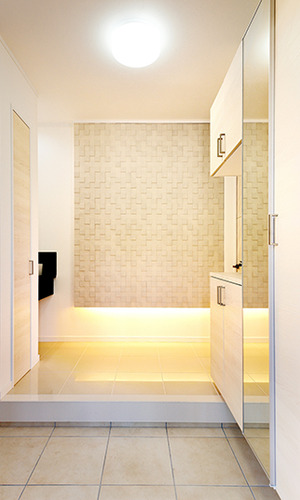 白を基調とした光の溢れる玄関