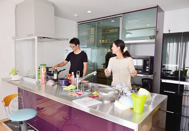 似紫色の印象的なカウンターキッチン
