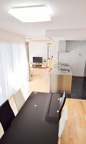 床の色でスペースを区切るキッチン