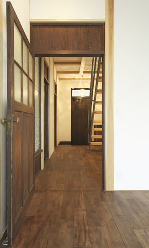 アンティークな佇まいの無垢フローリング