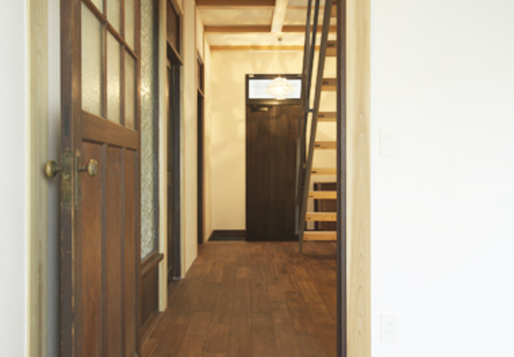 アンティークな佇まいの無垢フローリング