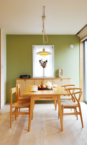 グリーンの壁紙で明るい印象のダイニング