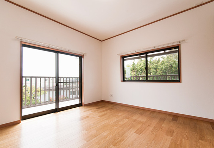 ２つの窓のあるシンプルな明るい洋室