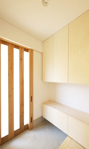 玄関ホールを見る。