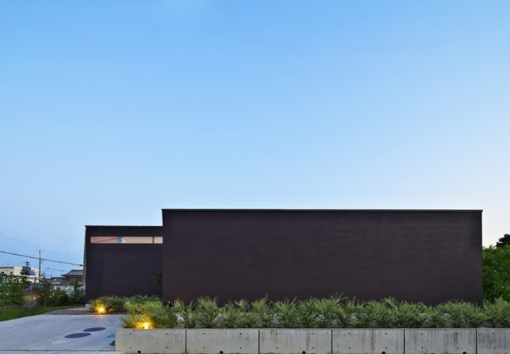 北側道路より外観を望む。