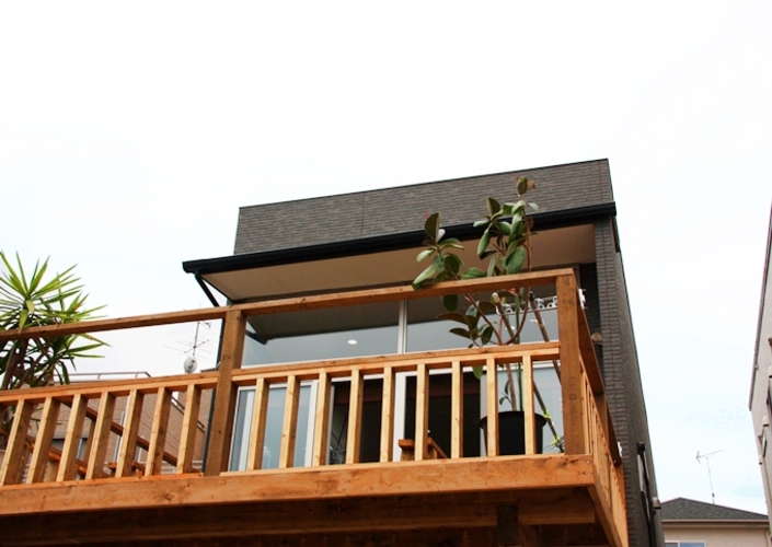 高い台にあるバリ風な家