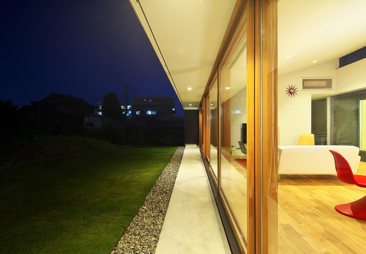 テラスと庭の夕景を望む。