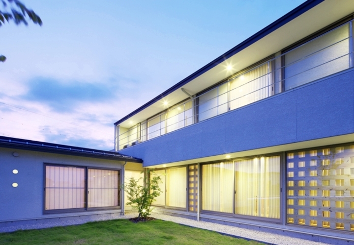 格子の耐力壁は水平ラインが美しい外観を生み出す。